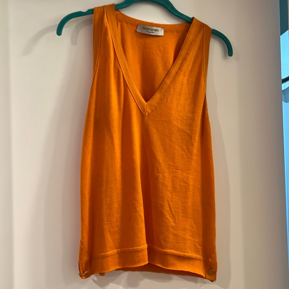 Beautiful cashmere/silk soft V-neck no sleeves top